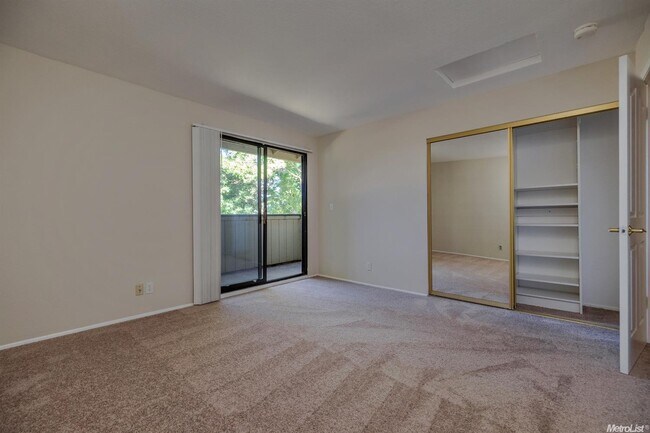 Building Photo - Stonegate Condo in fabulous West Davis location!
