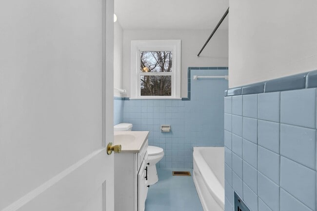 Building Photo - Conveniently Located off Memorial Dr! Lovely 2 Bed 1 Bath Home!