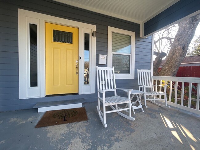 Building Photo - 806 E 3rd St