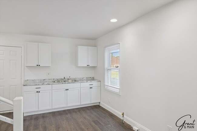 Building Photo - 4 bedroom $1550