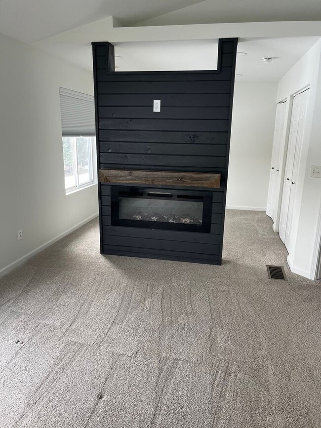 Building Photo - 3 Bedroom Condo Loves Park