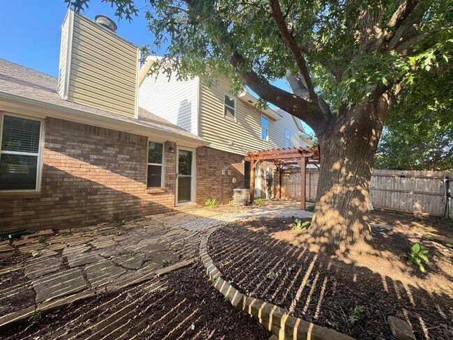 Building Photo - 905 Rambling Oaks Dr
