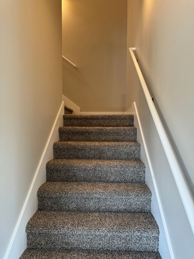 Building Photo - Newer West Roseburg 3-Bedroom, 2.5-Bath Townhouse