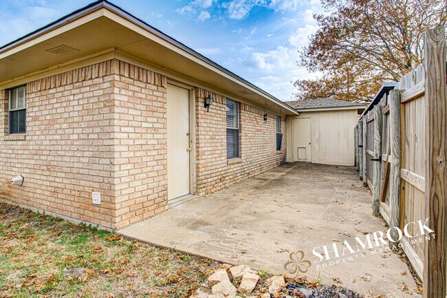 Building Photo - Duplex in Midway ISD!