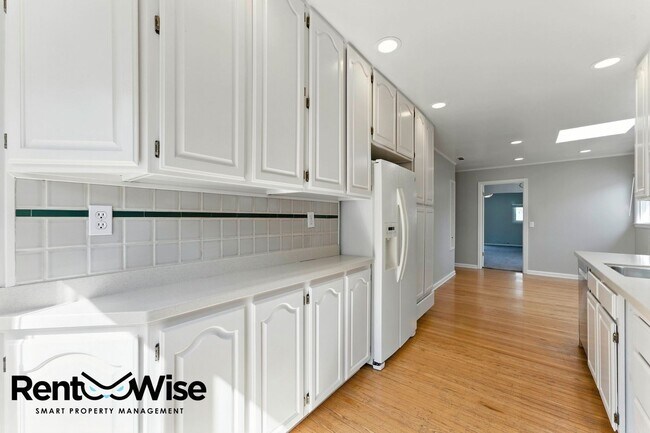 Building Photo - 1121 Killarney Ln