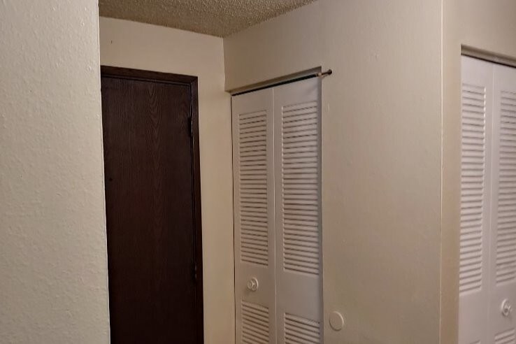 entry and coat closet - 32131 46th Pl SW