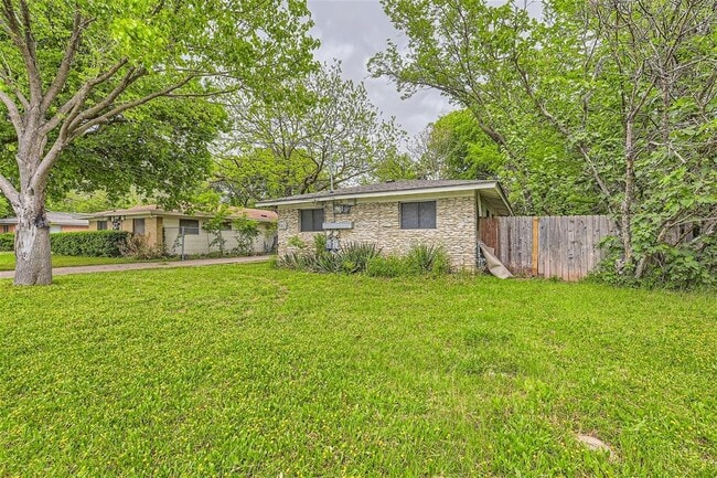 Building Photo - 210 W 51st St