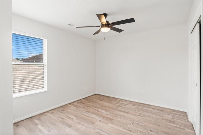 Building Photo - 2437 Aspen Dale Dr