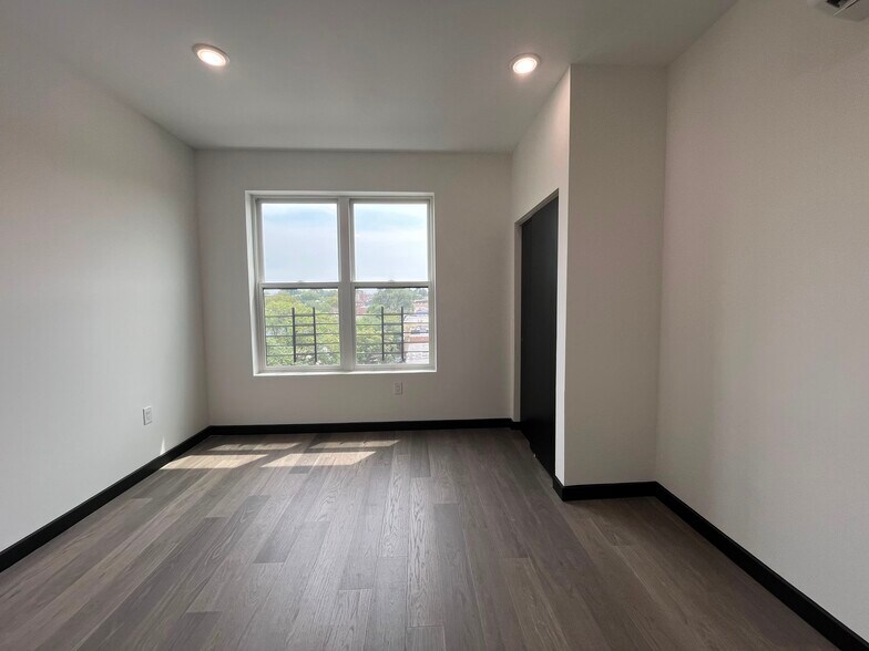 Building Photo - 135 Mallory Ave
