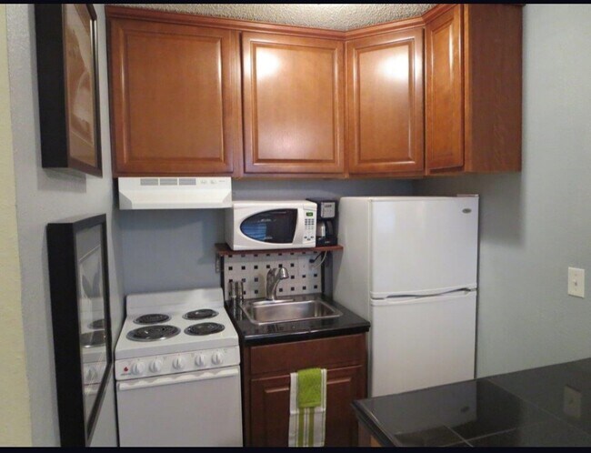 Building Photo - 618 E Douglas Ave