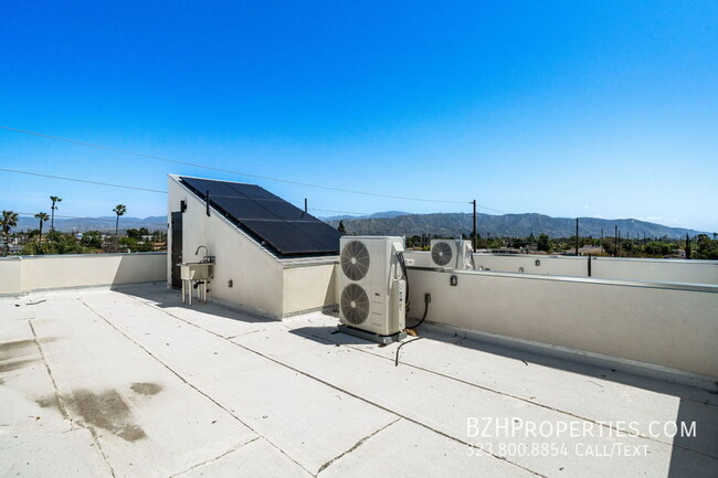 Building Photo - Beautiful Modern Duplex in the heart of No...