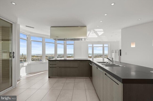 Building Photo - 100 Harborview Dr