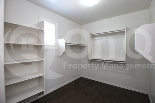 Building Photo - 2872 E Redwood Pl