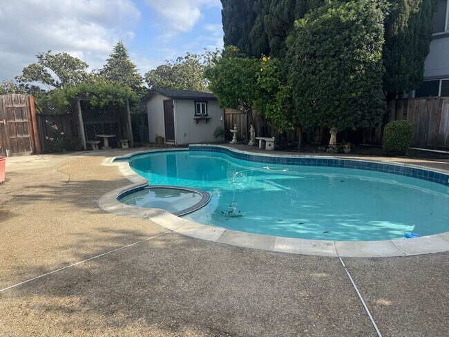 Building Photo - Modern Comfort Meets Prime Location in Fremont 3 bed. 2.5 bath, 16 month lease, Pool, near Warwic...
