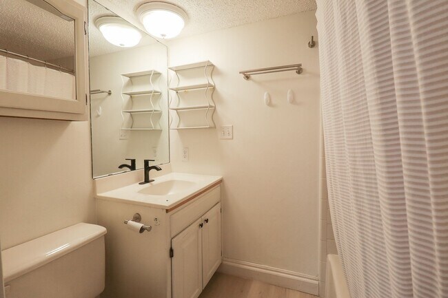 Building Photo - $1,655 / 2 Bed / 2 Bath / 1,150 sqft REMOD...