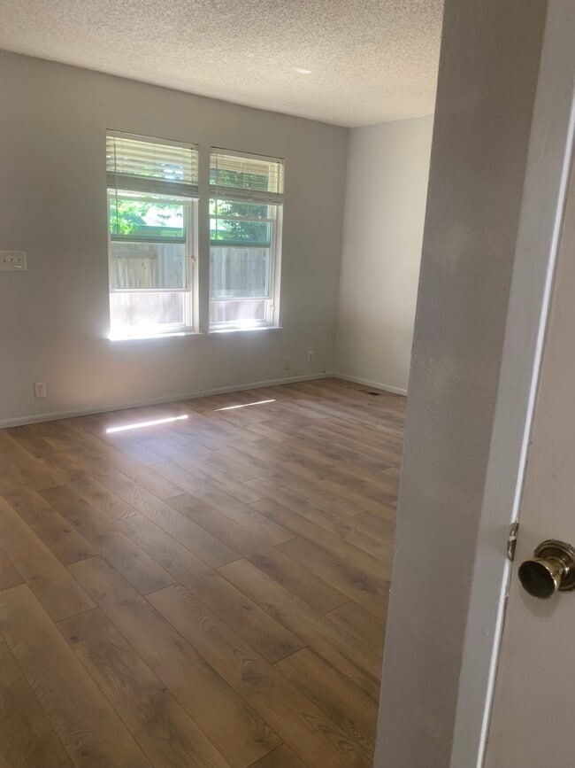 Building Photo - 8757 E Roundtree Ave
