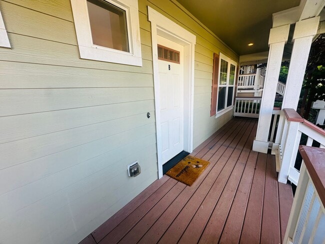 Building Photo - Beautiful 3 Bedroom Townhome with Garage i...