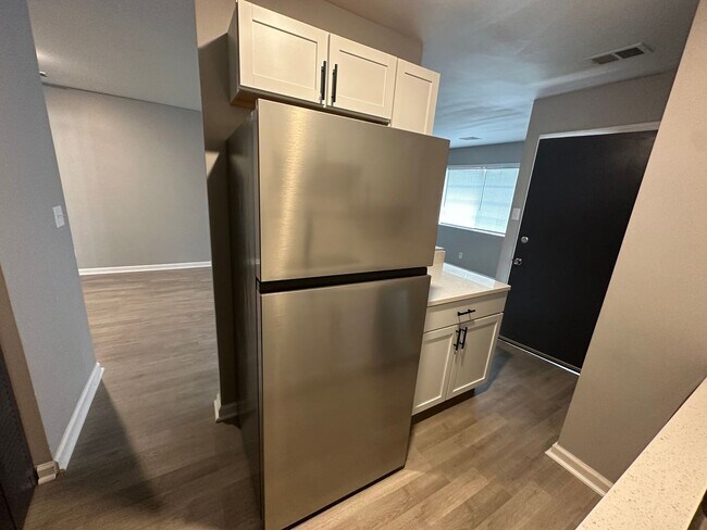 Building Photo - Experience Luxury Living at Bellagio Living II: Modern Apartments in Lawrence, Indiana