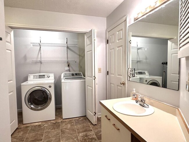 Building Photo - 1002 Brookhollow Dr