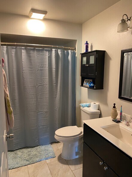 Upstairs Full Bath - 4602 Vettelson Rd