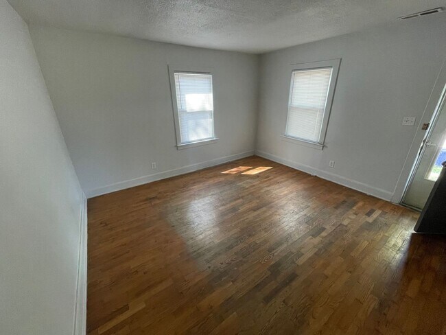 Building Photo - 3bd 1b house! Right off 20th St.
