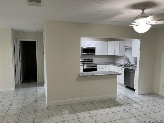 Building Photo - 160 SE Lakehurst Dr