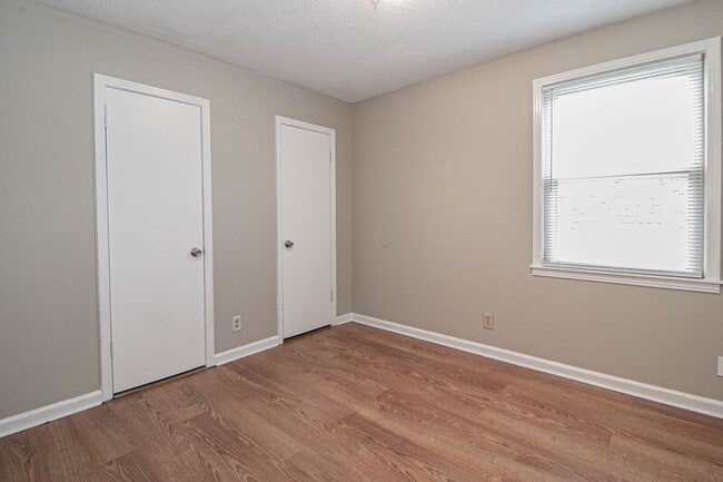 Building Photo - 807-B Golfview Place