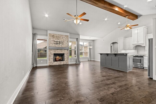 Building Photo - Come home to this stunning 4 bed/2 bath split floorplan home in Centerton!