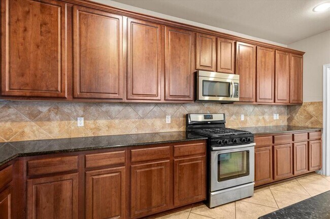 Building Photo - 2041 Livonia Dr