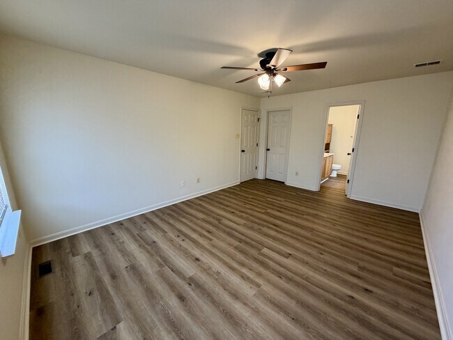 Building Photo - 197 Glenhurst Dr