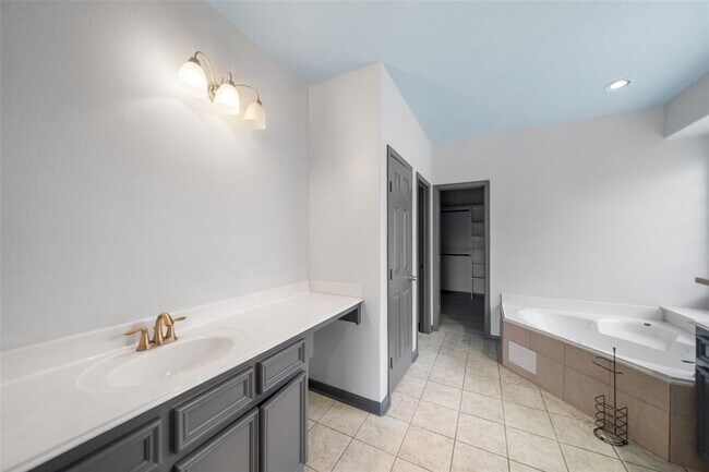 Building Photo - 13909 Stonewood Ct