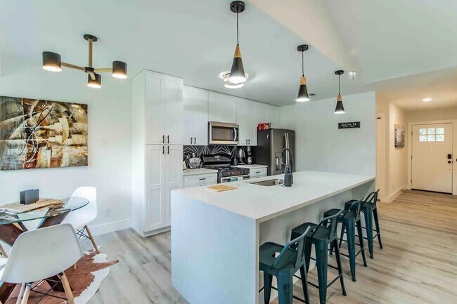 Building Photo - Experience Elevated Living in North Austin – Fully Furnished & Move-In Ready