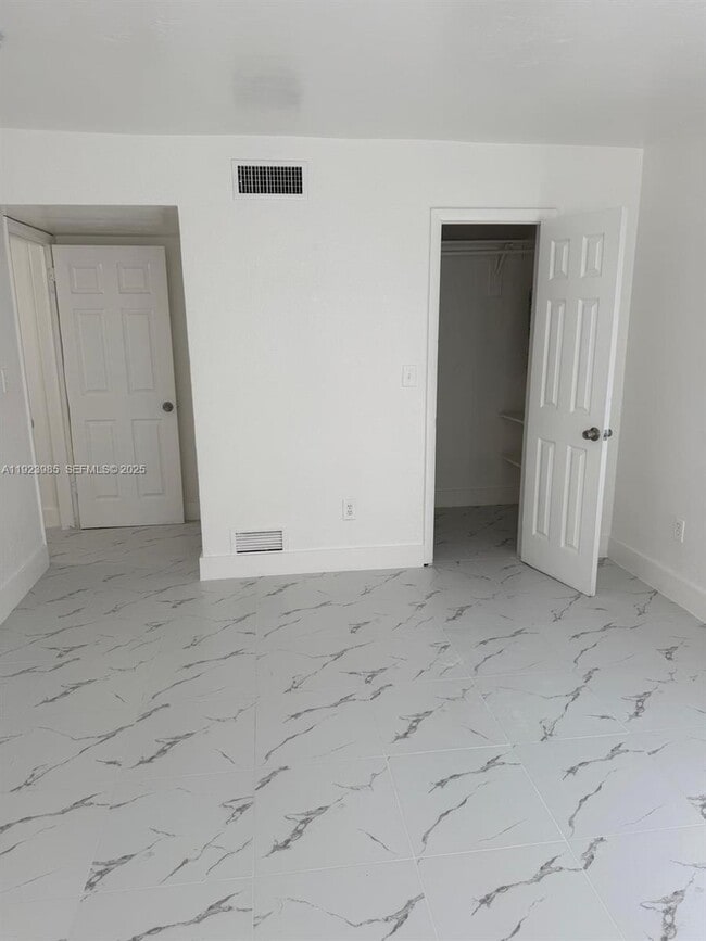 Building Photo - 16215 NE 18th Ct