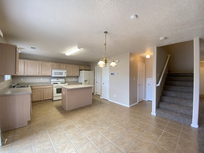 Building Photo - LOTS OF SPACE - LARGE 3 BR PLUS LOFT!