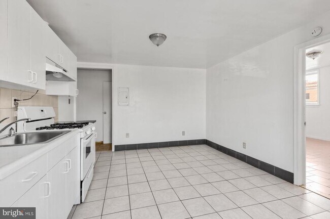 Building Photo - 2301 S 16th St