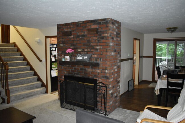 Building Photo - Well maintained, 3 Bedroom single family home in lovely Westford neighborhood.