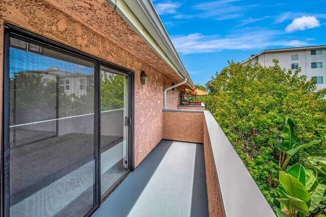 Building Photo - 4424 Coldwater Canyon Ave