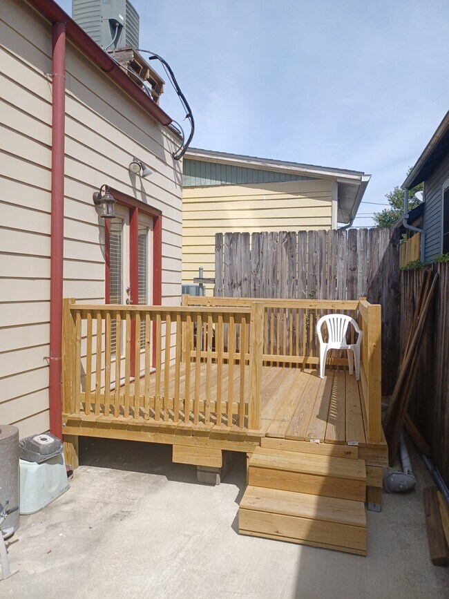 outside deck - 3015 Saint Peter St