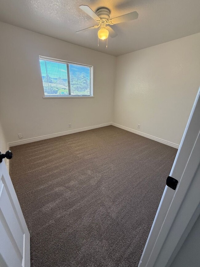 Building Photo - 4 bedroom 2 bath-contact Property Pros for more information