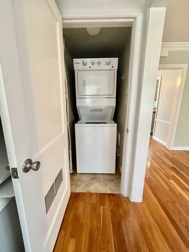 Building Photo - Charming Upstairs Unit - Steps from Habers...