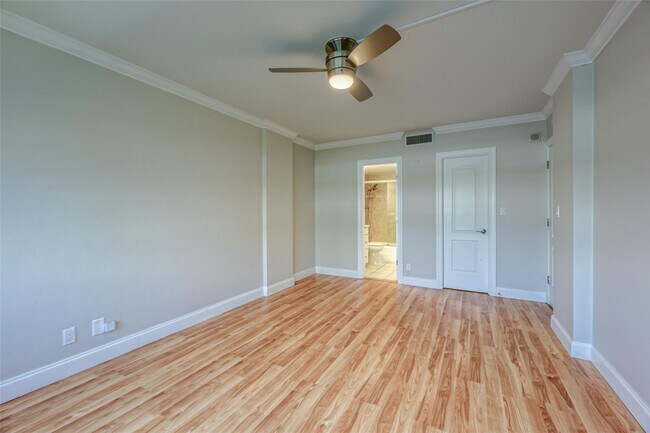 Building Photo - 2900 NE 30th St