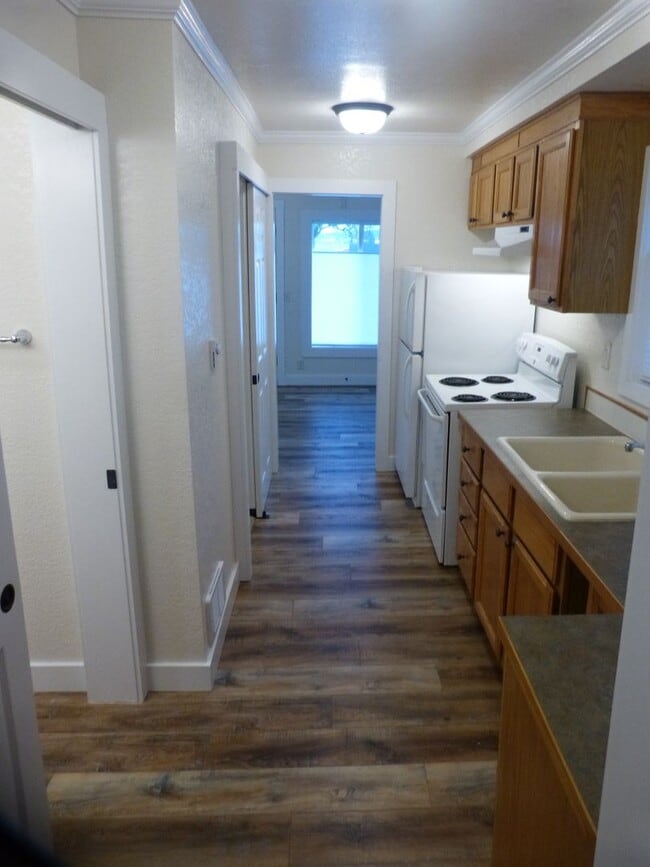 Building Photo - APPLCATION PENDING - West Side Apartment