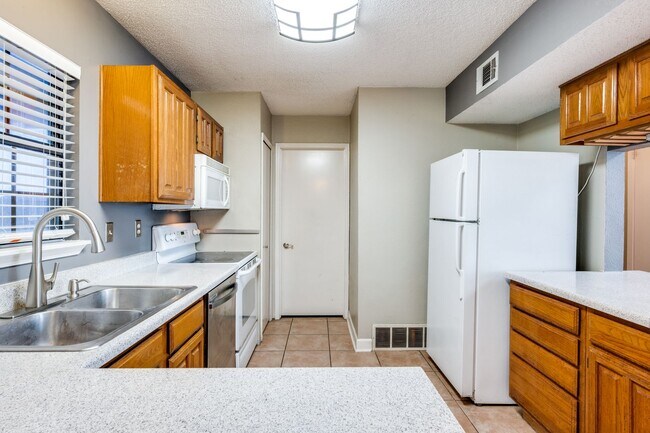 Building Photo - 1925 Parkside Dr