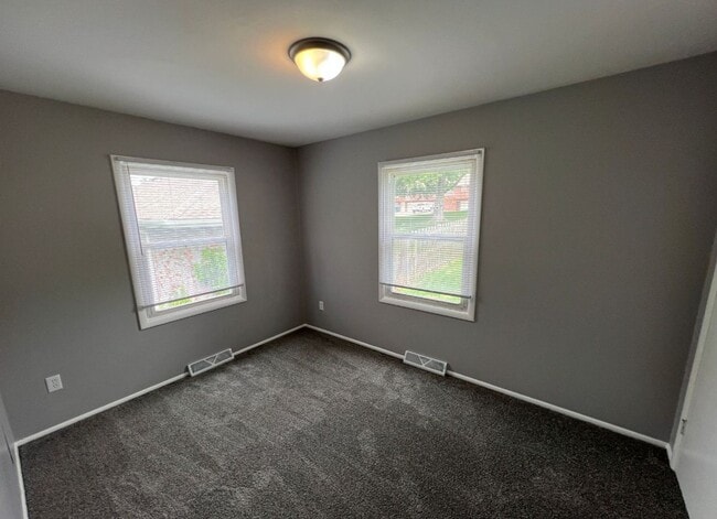 Building Photo - Freshly Updated 2-Bedroom Duplex with One-...