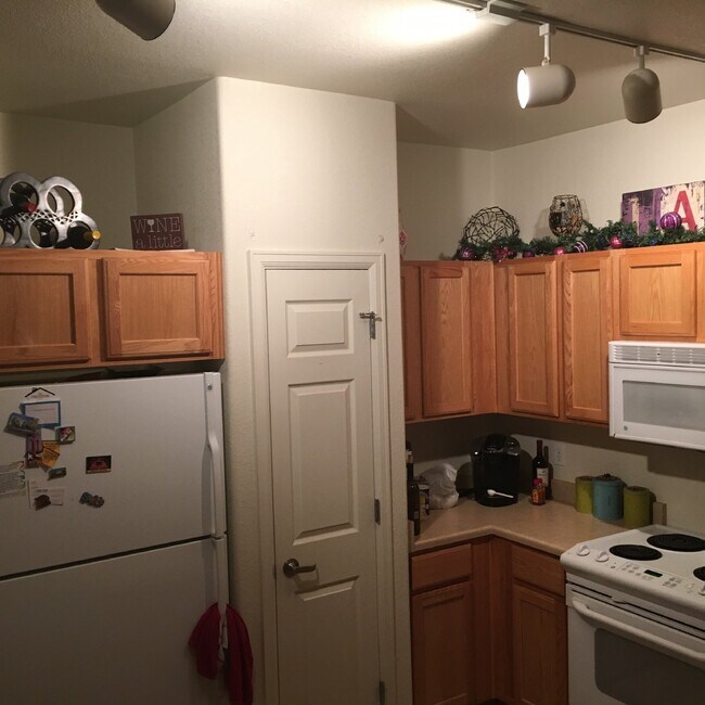 Building Photo - Beautiful 2BR/2BA Condo in Parkfield Lake!...
