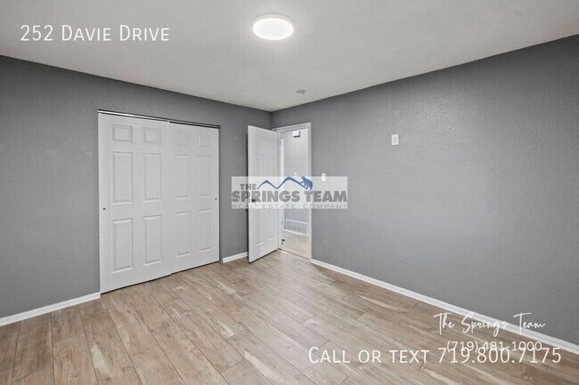 Building Photo - 252 Davie Dr