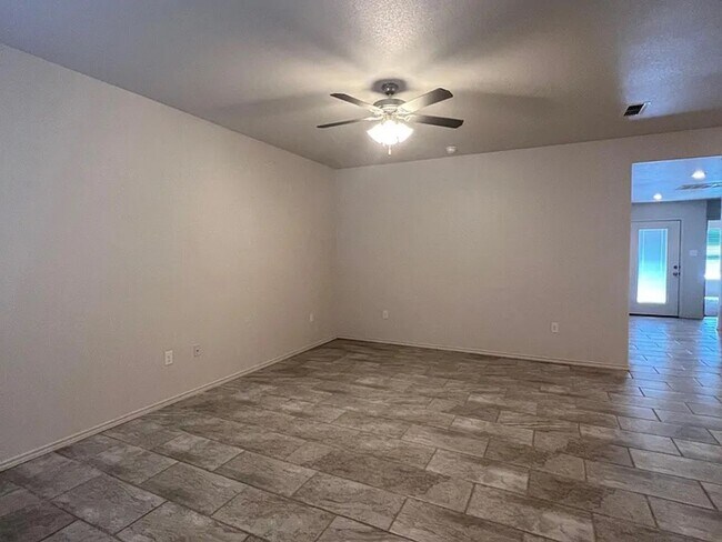 Building Photo - Beautiful 2 bed/2 bath/2 car garage Townhome!