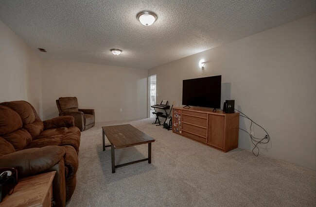 Building Photo - Single Family Home | 3 Bed 3 Bath /w walko...