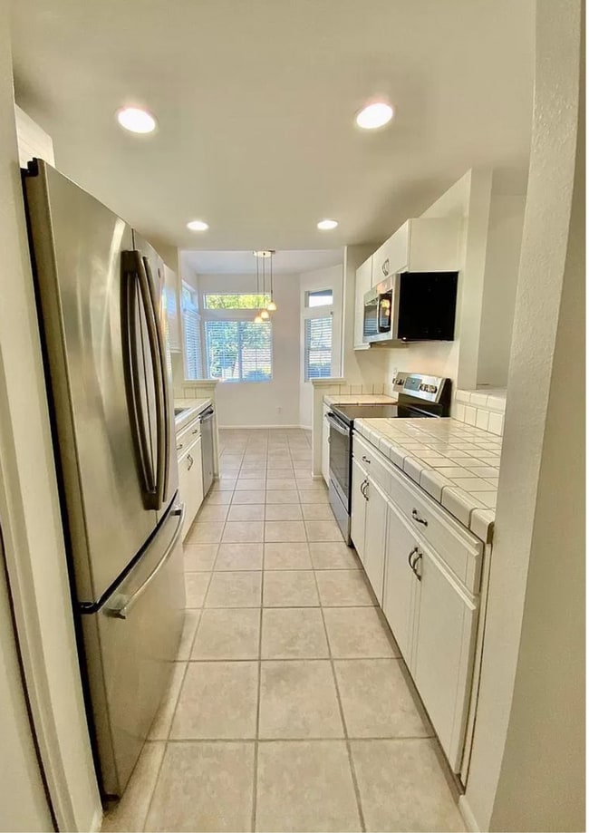 Building Photo - Fabulous Canyon Meadows Condo - Move-In Re...