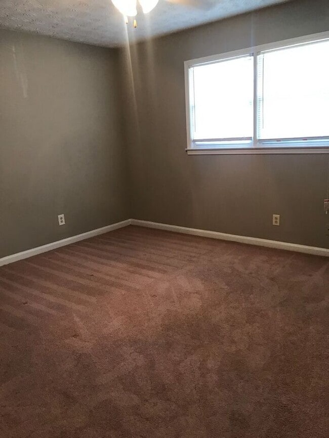 Building Photo - Available now!!! 2 bedroom 1 bath duplex!
